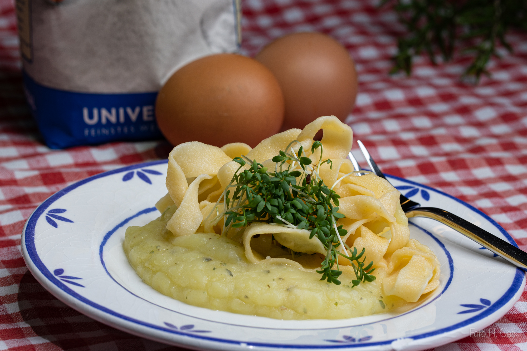 G'schnittene Nudeln mit Eräpfelsauce
