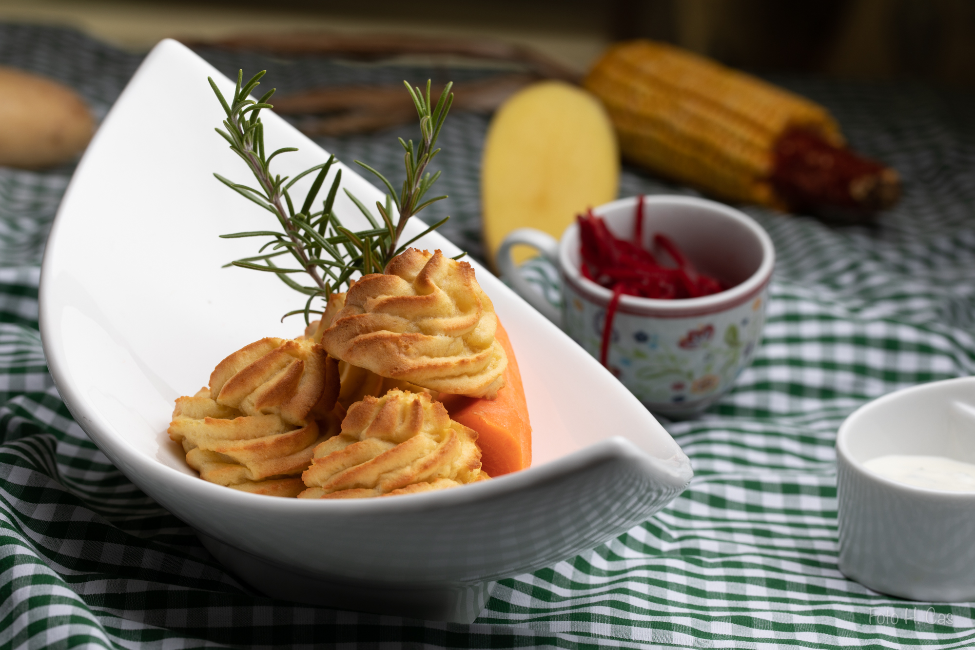 Erdäpfelkrapferl mit Rohnensalat