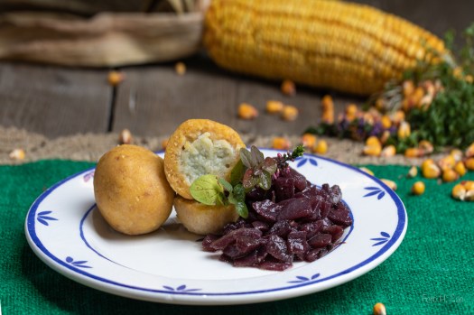 Polentaknödel mit Käsefülle & Zuckerhutsalat